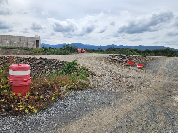 임시도로와 공사장 주변에 설치된 부실한 안전시설물 /사진=김성재 기자