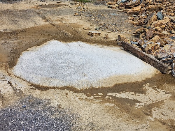 건설현장 바닥에 버려진 레미콘 잔여물 /사진=김성재 기자