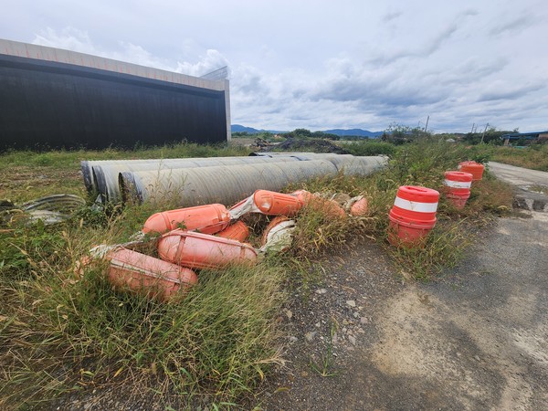 건설 현장 주변에 널브러진 공사 잔여물  /사진=김성재 기자