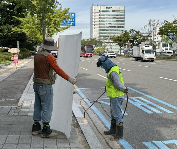 수원시, 경계석 미끄럼 방지 시공으로 보행 안전 강화 /사진제공=수원시