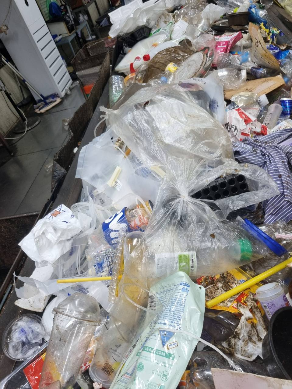 재활용 선별장에 반입된 재활용품. 사용한 수액과 의료소모품이 재활용 폐기물로 오배출 된 모습 /사진제공=전국환경노동조합