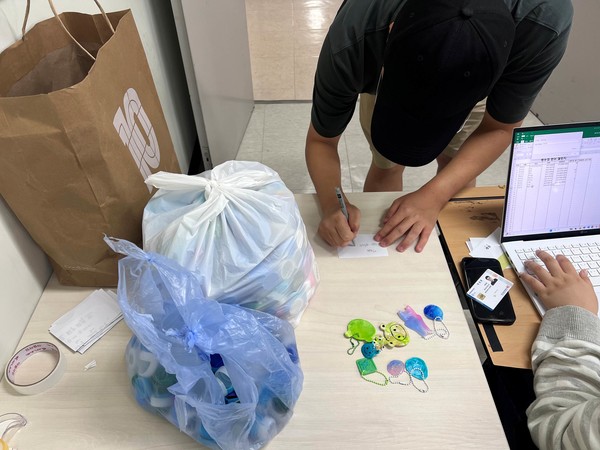 한국기술교육대학교 학생이 병뚜껑 챌린지에 참여하고 있다. /사진제공=한국기술교육대학교