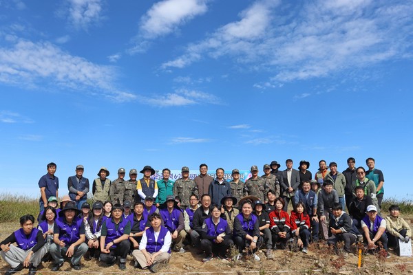 민·관·군이 함께한 DMZ 생태복원 행사 단체 기념사진 /사진제공=국립수목원