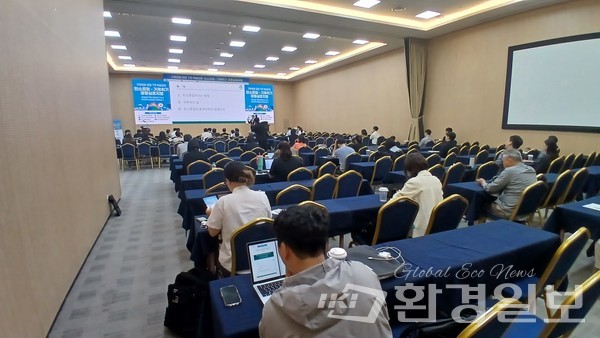 대한민국의 기후·환경 분야를 대표하는 7개 학술단체가 한자리에 모여 기후위기 대응과 탄소중립 전환을 촉구했다. /사진=김인성 기자