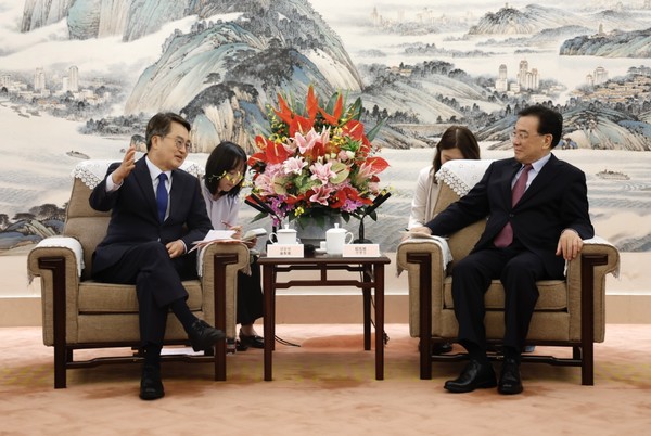 김동연 지사가 장쑤성 신창싱 당서기와 경제협력 방안을 논의하고 있다. /사진제공=경기도