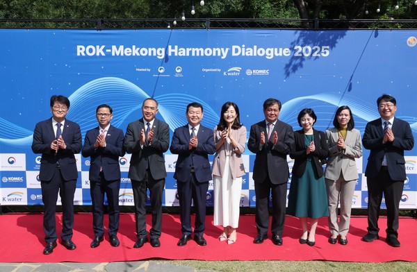 9월 26일 서울 삼청각에서 열린 간담회에서 주요 참석자들이 기념사진을 촬영하고 있다. 사진은 왼쪽 두 번째부터 캄보디아 론 사보운(Lourn Saboeun) 공사 참사관, 태국 타니 쌩랏(Tanee Sangrat) 대사, 한국수자원공사 윤석대 사장, 환경부 김효정 물이용정책관, 라오스 쏭칸 루앙무닝턴(Songkane Luangmuninthone) 대사, 베트남 응우옌 티 타이 빈(Nguyen Thi Thai Binh) 공사 참사관, 미얀마 슈웨 씬 먀 툰(Shwe Cin Mya Tun) 공사 참사관