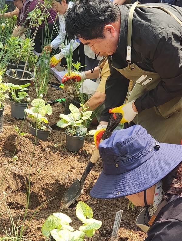 관악힐링가드너와 함께 식물을 식재하는 박준희 관악구청장 /사진제공=관악구