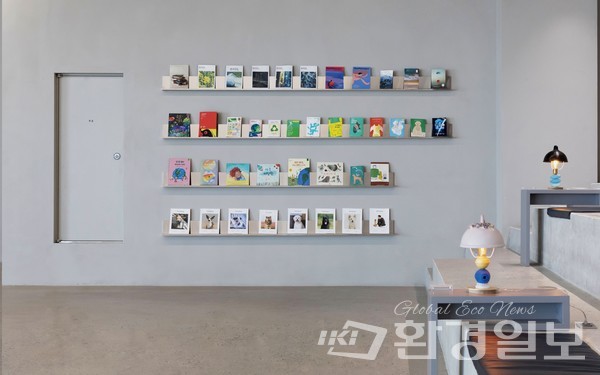 경기도 화성 아이엠팩토리 안에 마련된 북라운지. 고급스러우면서도 간결한 건축 디자인이 인상적이다. /사진제공=수퍼빈 
