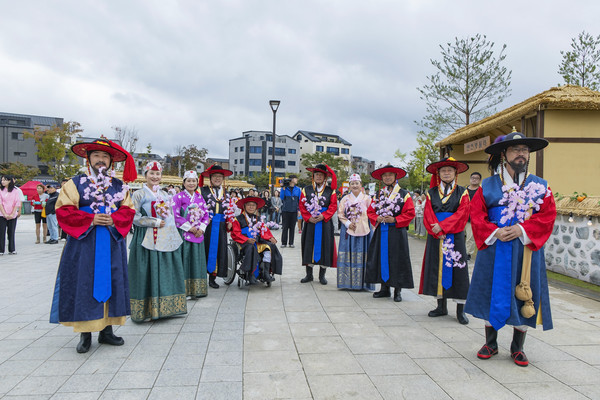 화성특례시의원 능행차 기념 사진 /사진제공=화성특례시의회