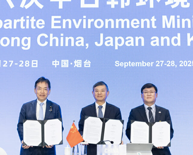 김성환 환경부 장관(오른쪽)이 아사오 게이이치로 일본 환경성 장관, 황룬치우 중국 생태환경부 장관과 공동합의문을 들어보이고 있다. /사진제공=환경부