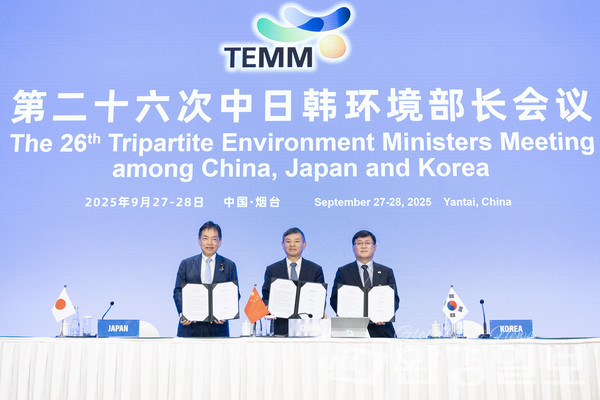 한·중·일 환경장관들이 제26차 한·중·일 환경장관회의(TEMM26) 환경상을 시상하고 수상자들과 함께 기념촬영을 하고 있다. /사진=환경부