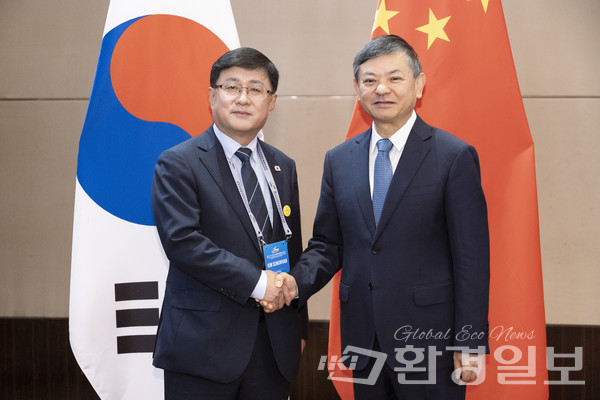 김성환 환경부 장관이 현지시간 28일 중국 옌타이에서 황룬치우 중국 생태환경부 장관과 만나 회담에 앞서 기념촬영을 하고 있다. /사진=환경부