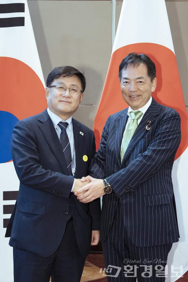 김성환 환경부 장관은 현지시간 27일 중국 옌타이에서 아사오 게이이치로 일본 환경성 장관과 만나 양국의 환경 현안과 협력방안을 논의했다. /사진=환경부