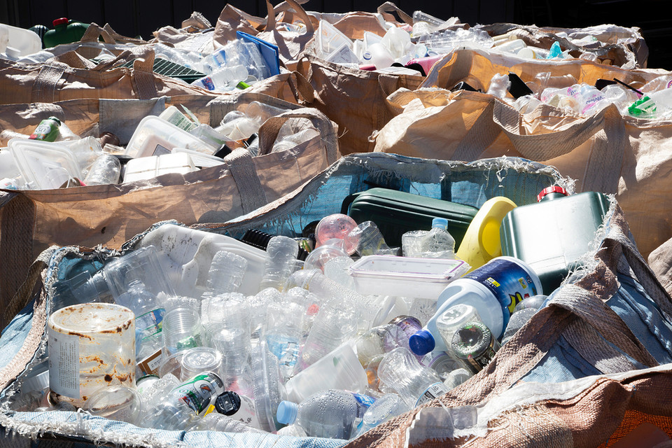 보고서에 따르면 전체 플라스틱 폐기물 중 음료를 포함한 식품 포장재 비율이 87%로, 학생들이 일상에서 많이 접하고 사용∙폐기하는 플라스틱 대부분이 식품 포장재인 것으로 나타났다. /사진=환경일보DB