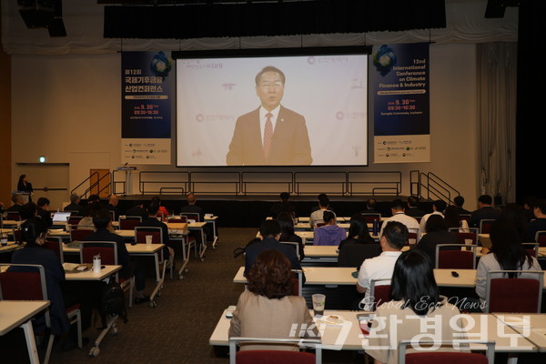 유정복 인천광역시장은 기후위기의 위험성에 대해 설명하며, 기후 회복력과 정의로운 전환은 지속가능한 미래를 여는 필수 전략이라고 밝혔다. /사진=박준영 기자
