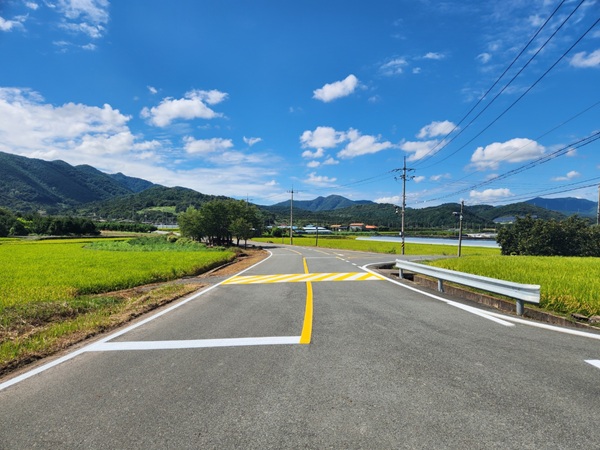 리도201호선 차선도색 현장  /사진제공=청도군