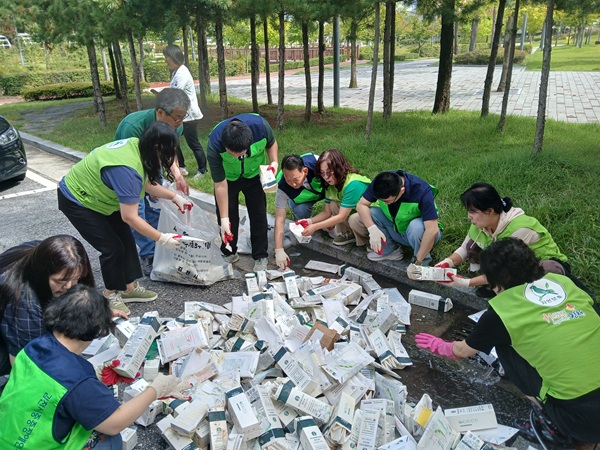 우유팩 재활용 선별 활동에 나선 참가자들  /사진제공=김천시