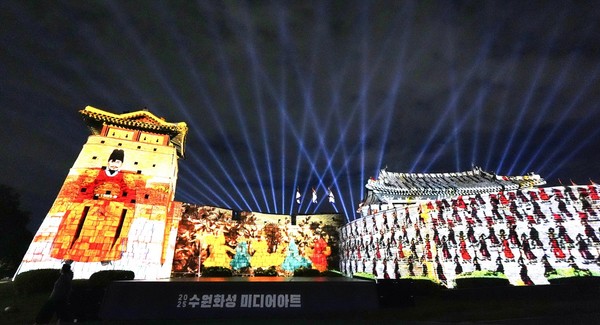 화서문 성벽에 2025 수원화성 미디어아트 메인 작품인 ‘새빛 향연’이 상영되고 있다 /사진제공=수원시