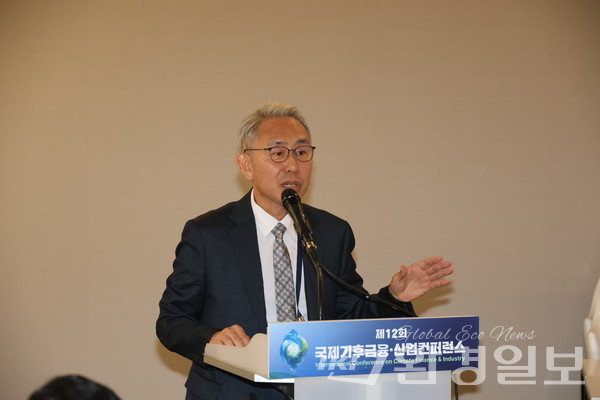 김익수 환경일보 대표는 정의로운 전환의 핵심을 ‘지속가능성’으로 강조하며, 기후위기 대응에 있어 사회적 수용성과 협력이 필수적이라고 밝혔다. /사진=박준영 기자