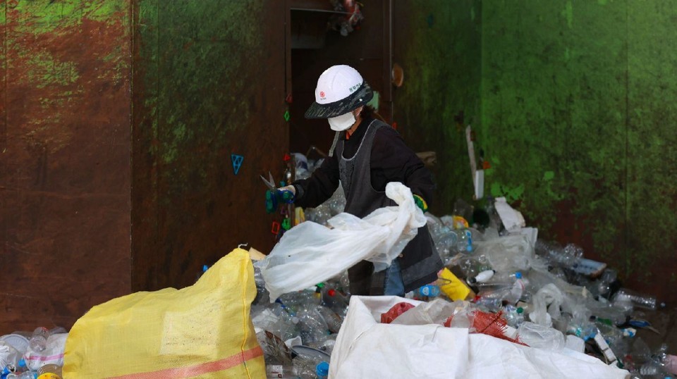 자원회수시설 한 선별원은 “여름에는 기온 때문에 쓰레기가 부패해 악취가 상당하다. 구더기, 파리··· 벌레들과의 사투도 벌어진다”며 폭염 속 선별 노동의 고충에 대해 증언했다. /사진=여성환경연대