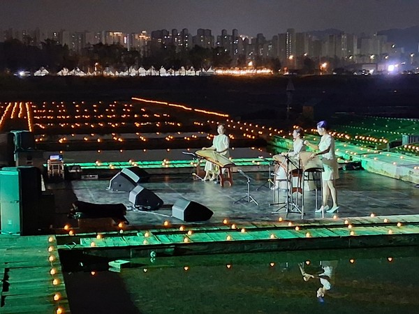 염전 위에서 펼쳐진 퓨전국악 무대 /사진=조원모 기자