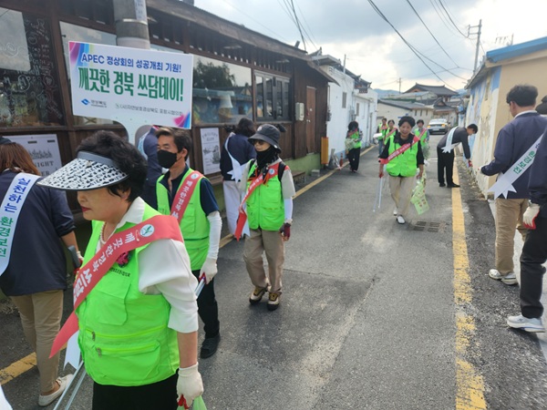 황리단길과 대릉원 일대 쓰담데이 행사 참가자들 /사진제공=경주시