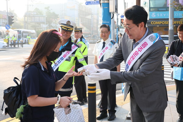  1일 병점역 광장 일원에서 추석맞이 교통안전 캠페인 하고 있는 정명근 화성특례시장  /사진제공=화성특례시