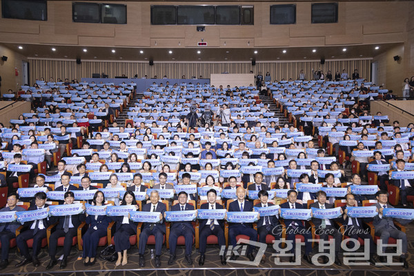 김성환 기후에너지환경부장관이 1일 세종시 정부세종청사에서 열린 기후에너지환경부 출범식에 참석하여 소속 및 산하기관 직원들이 함께 기념촬영을 하고 있다. /사진제공=기후부