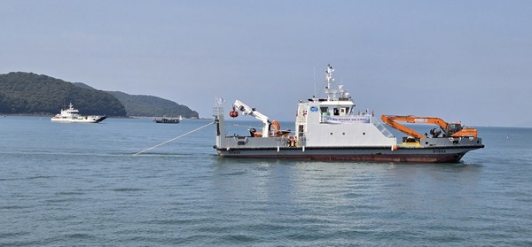 충청남도가 당진 대난지도 인근 해역에서 경기도와 해양 침적쓰레기 공동 수거하는 경기청정호      /사진제공=충청남도