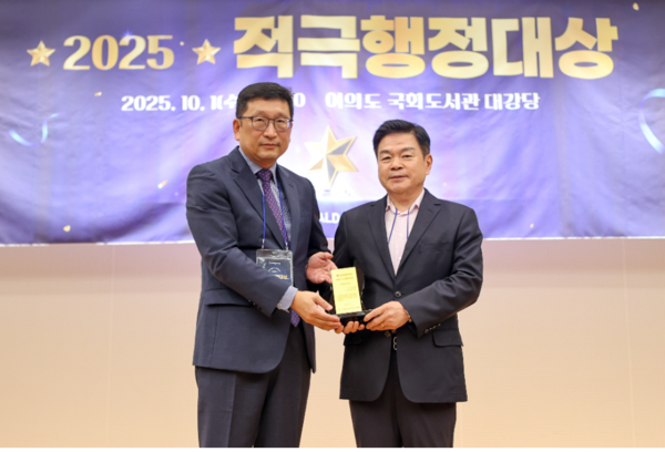 이필형 동대문구청장이 2025 적극행정대상 시상식에서 기념촬영을 하고 있다. /사진제공=동대문구