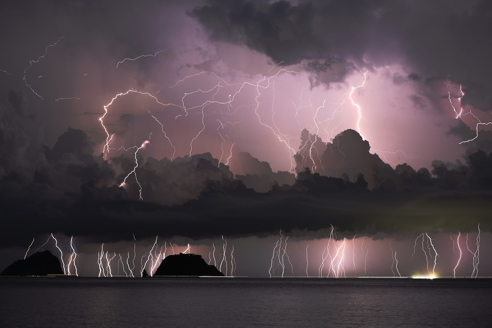 Dry Lightning Strikes(4월, 마른 하늘의 날벼락, 유진희) /사진제공=기상청