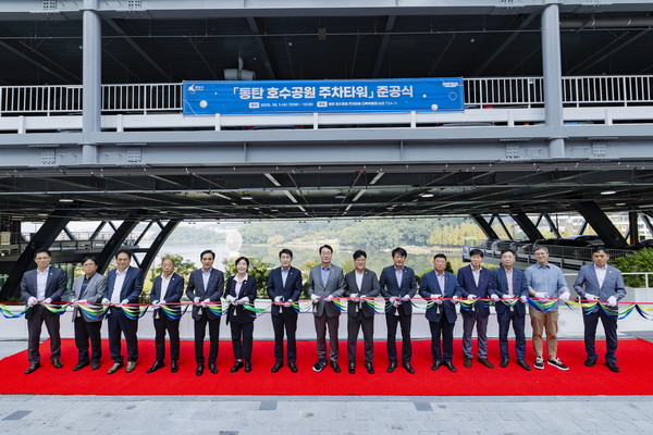 화성특례시의회, 동탄 호수공원 주차타워 준공 테이프커팅 단체사진 /사진제공=화성특례시의회