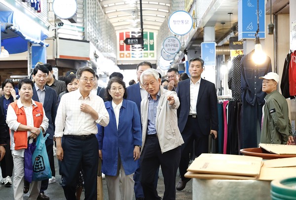 김동연, 추석 연휴 첫날 전통시장 찾아 민생 살펴 /사진제공=경기도