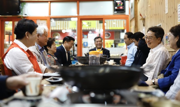 파주 문산자유시장 상인들과 함깨하는 김동연 지사 /사진제공=경기도