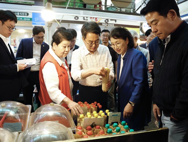 파주 문산자유시장에서 물품을 직접 구입하며 민생 현장 살피는 김동연 지사 /사진제공=경기도