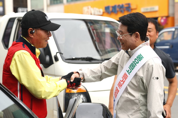 추석맞이 상가방문 / 사진제공=강진군