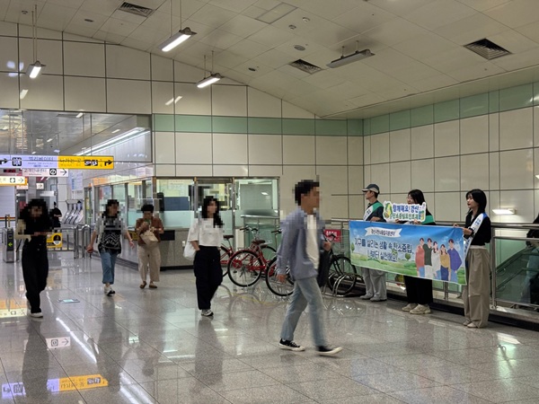 지하철역 피켓 홍보 캠페인을 펼친 경산시 탄소중립 서포터즈  /사진제공=경산시