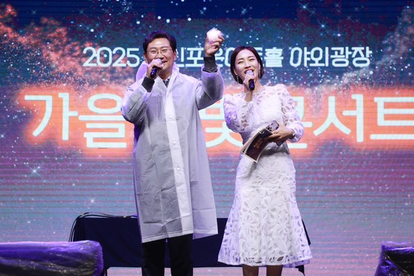 포은아트홀 문화광장서 열린 '가을별빛 콘서트'에 참석해 공연의 시작을 알리는 이상일 시장 /사진제공=용인특례시