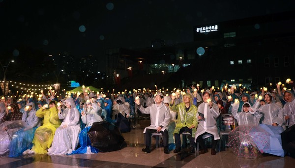 10일 저녁 포은아트홀 문화광장서 열린 '가을별빛 콘서트'에 참석해 시민들과 공연을 함께한 이상일 시장 /사진제공=용인특례시