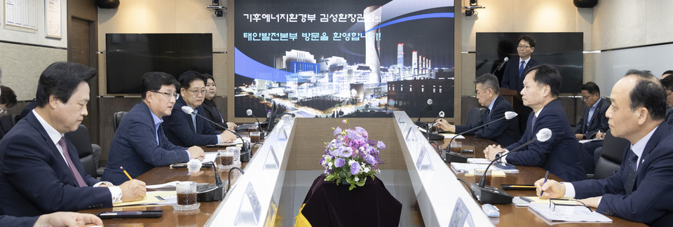 김성환 기후에너지환경부장관이 10일 충남 태안군 소재 한국서부발전 태안발전본부를 방문해 발전사 관계자들에게 석탄발전 폐지 관련 정의로운 청정에너지로 전환과 함께 안전관리 강화를 당부했다. /사진제공=기후에너지환경부