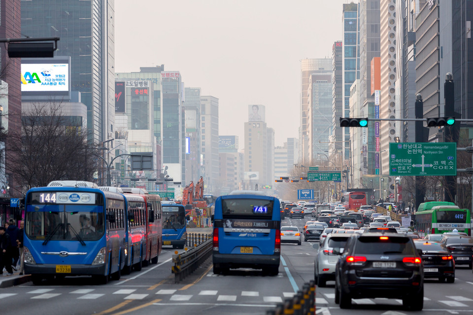 2023년부터 2026년까지 4년간 수송부문에만 약 16조4000억원이 투입됐음에도, 실제 감축 성과는 전 부문 중 최하위로 드러났다. /사진=환경일보DB