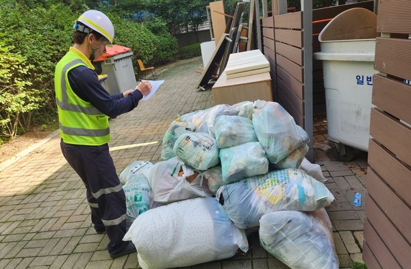 쓰레기 배출량을 현장에서 평가표에 기록하고 있는 새빛 환경수호자 /사진제공=수원시