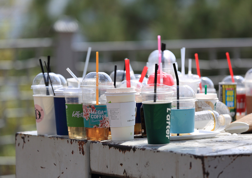 2023년 10월 73.9%였던 일회용컵 반환율은 2024년 6월 기준 44.3%로 약 30%포인트 하락했다. /사진=환경일보DB