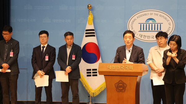 강득구 의원이 국회 소통관에서 기자회견을 열었다. /사진제공=강득구 의원실