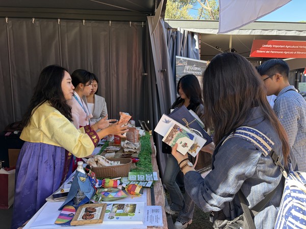 이탈리아 로마에서 열린 유엔식량농업기구 전시회에서 산 림청 관계자가 숲푸드를 소개하고 있다. /사진제공=산림청