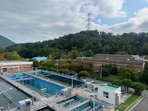 양산시상하수도사업소가 중요 설비를 교체하는 등 깨끗한 수돗물 생산에 박차를 가하는 중이다. /사진제공=양산시 