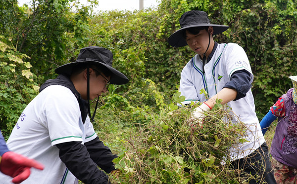 환경정화 활동을 펼치는 HS효성첨단소재 임직원들 /사진제공=HS효성첨단소재