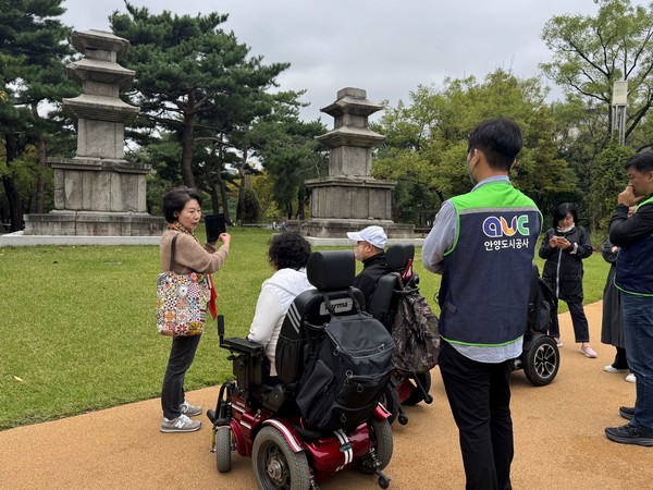 착한수레로 국립중앙박물관에 도착한 장애인이 문화관광해설사의 설명을 듣고있다. /사진제공=안양도시공사