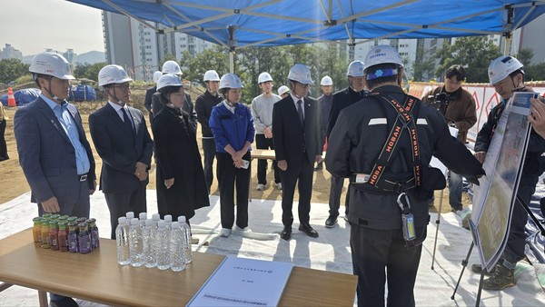 안양시의회 도시건설위원회, 비산‧포일 통합정수장 현대화 사업 현장 방문 모습. /사진제공=안양시의회