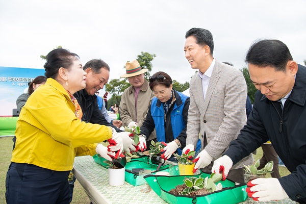 리사이클링 화분 활용 식물 심기 활동  /사진제공=구미시